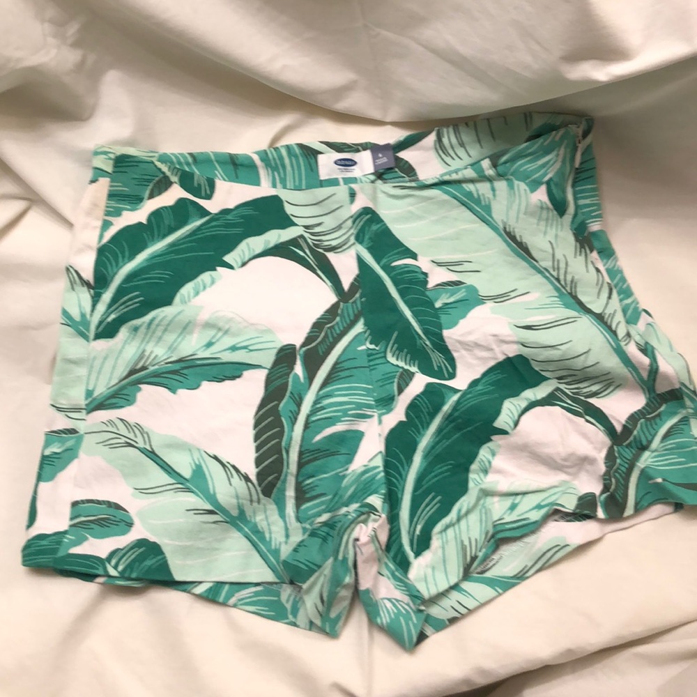 077. Flat-Front Stretch Shorts (Green Palm)
